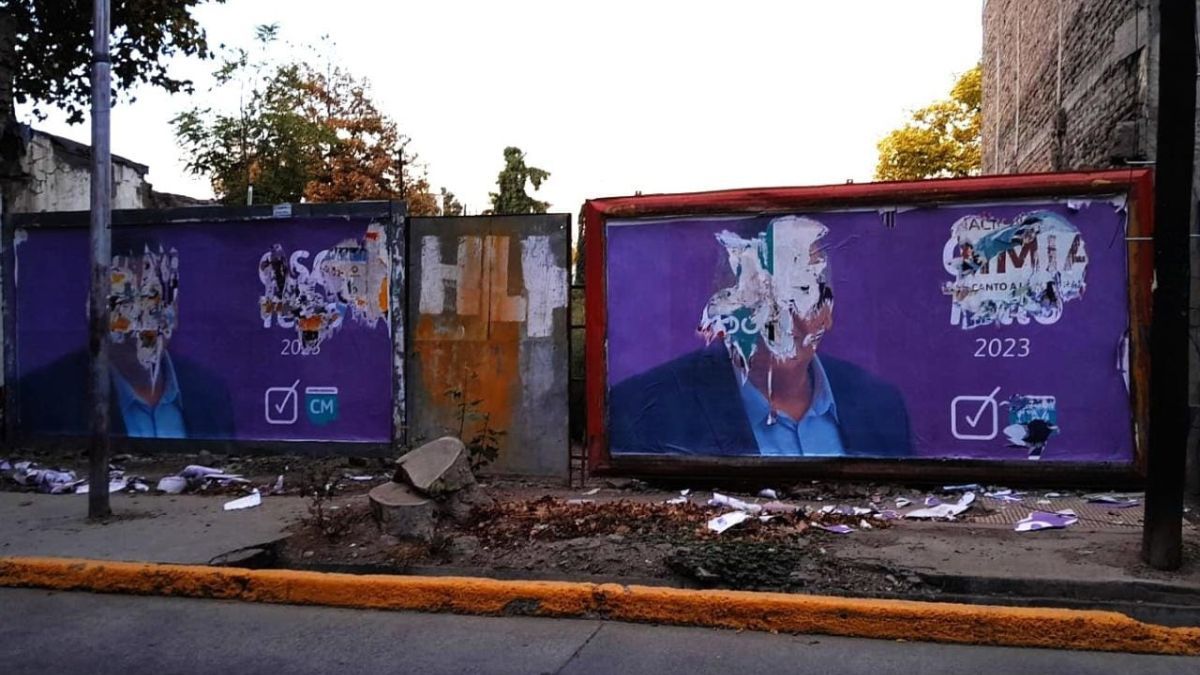 Así quedaron los carteles de Fabián Oso Tello después de que fueron vandalizados