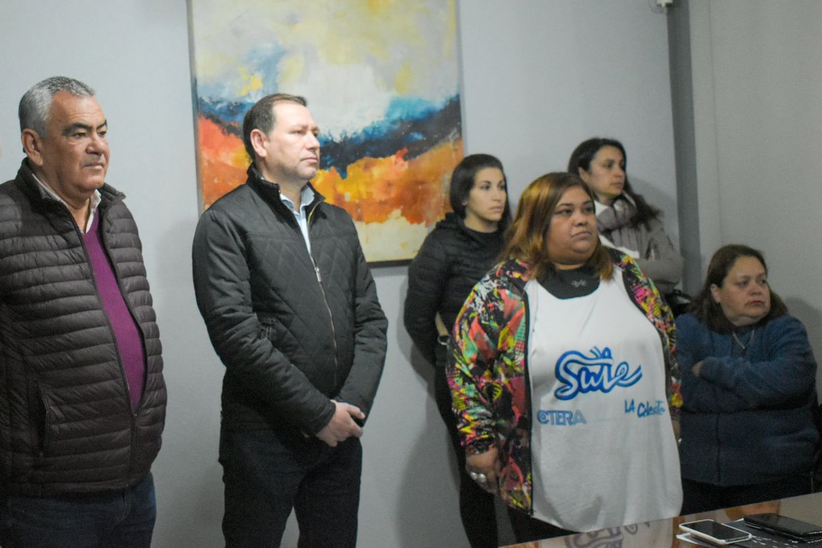 El intendente de Lavalle, Roberto Righi, junto a representantes del SUTE en su departamento.