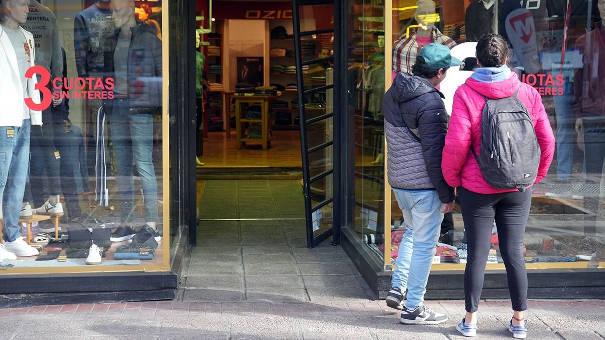 Pocas ventas y bajos salarios: la realidad del comercio mendocino.
