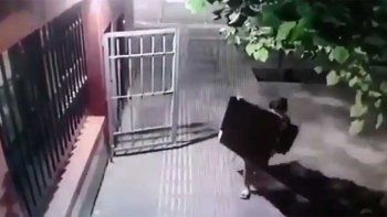 Video: conoció a dos mujeres, las llevó a su casa y lo durmieron para robarle