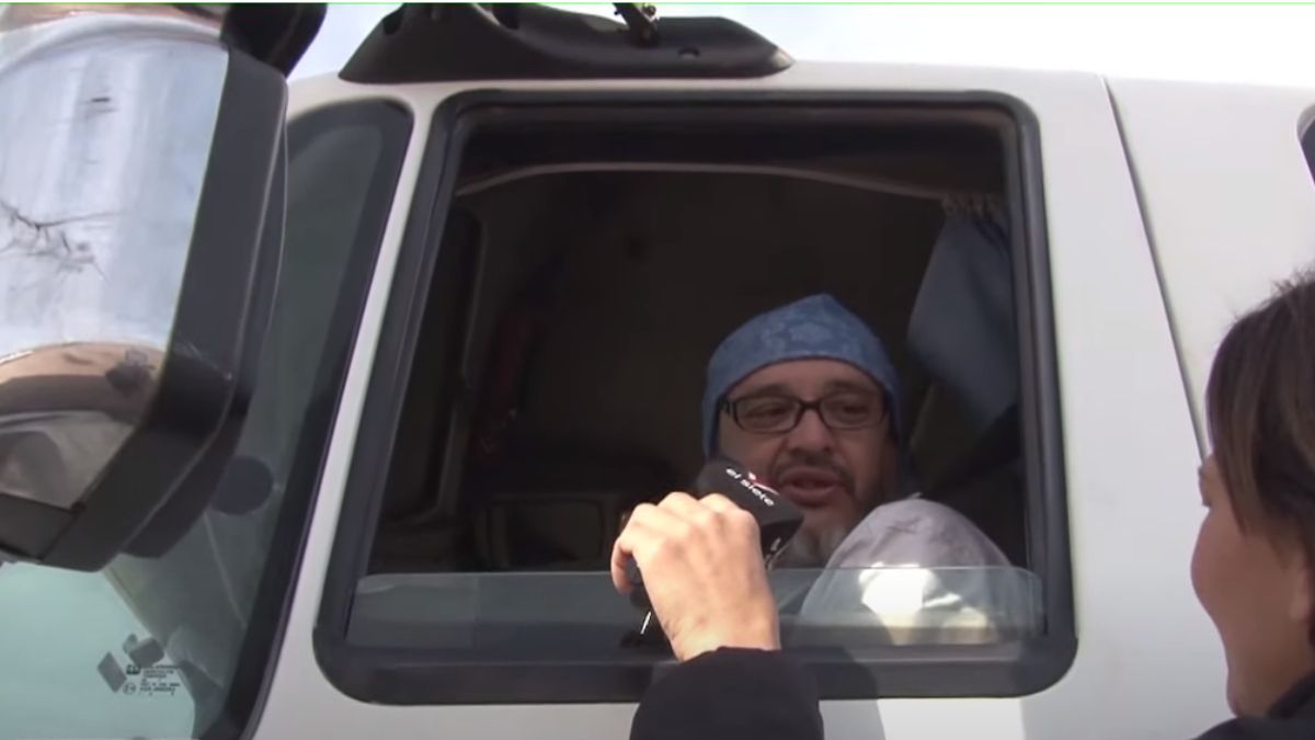 Los camioneros que estuvieron varados por más de 15 días en Destilería denunciaron que no lo pasaron bien, al no contar con servicios en el lugar. Los camioneros que estuvieron varados por más de 15 días en Destilería denunciaron que no lo pasaron bien, al no contar con servicios en el lugar.