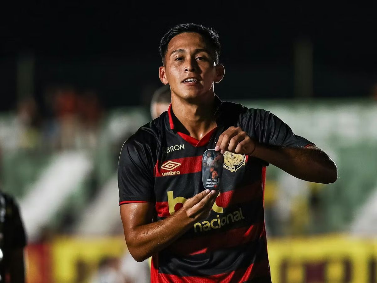 Rodrigo Atencio jugando en el f&uacute;tbol brasile&ntilde;o.