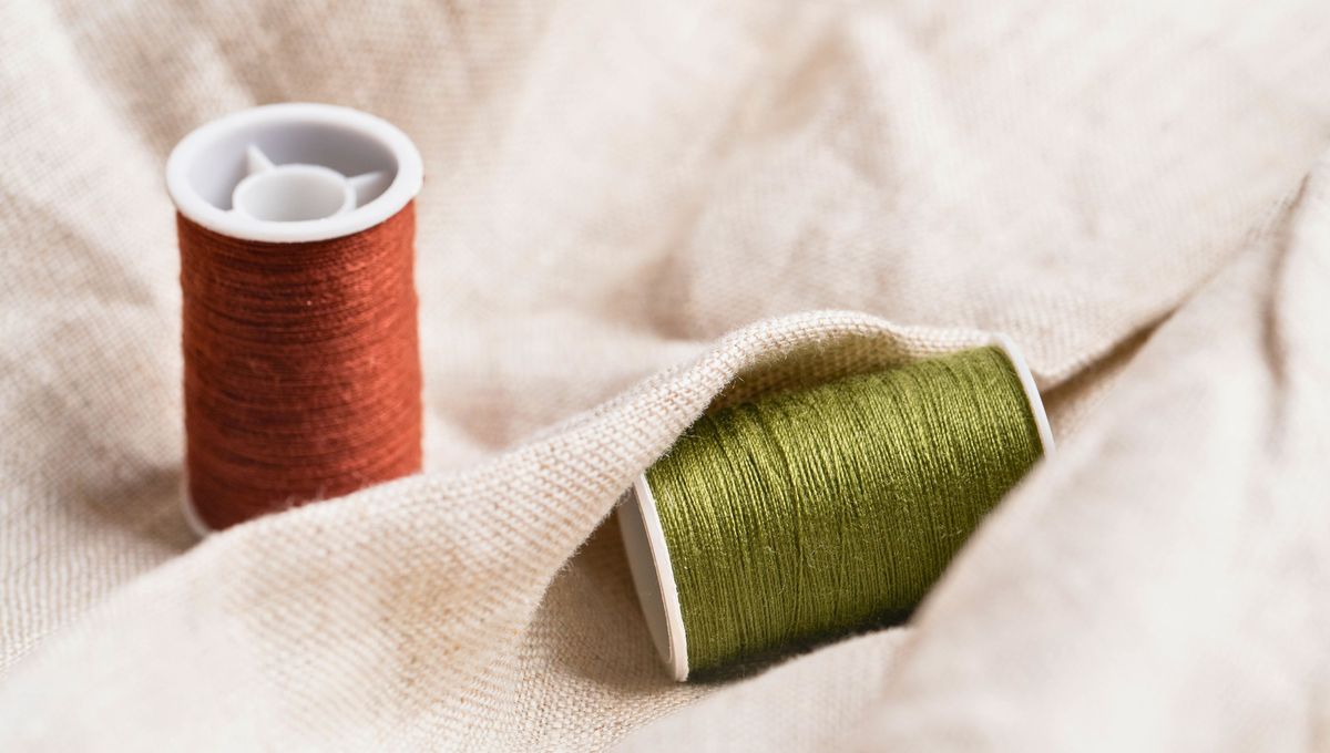 Utiliza materiales de costura de buena calidad para evitar roturas o desgarros en la ropa. Utiliza materiales de costura de buena calidad para evitar roturas o desgarros en la ropa.