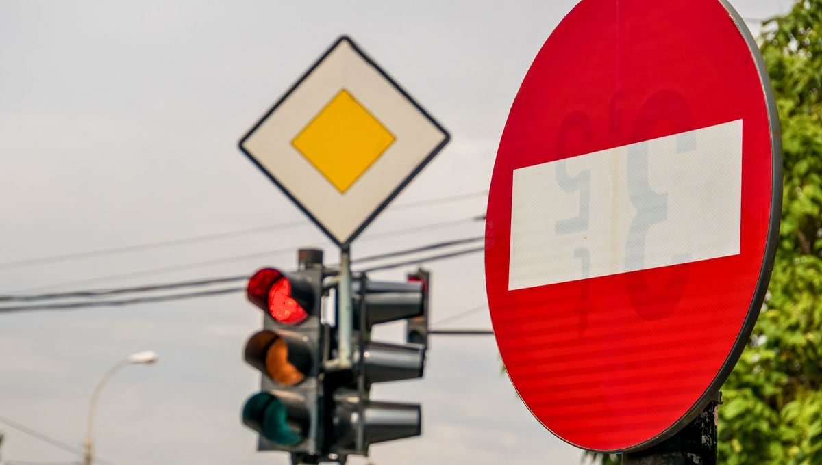 Las señales preventivas se identifican por el color amarillo, con contorno y signo en color negro. Las señales preventivas se identifican por el color amarillo, con contorno y signo en color negro.
