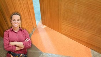 Arreglar una puerta que roza en el piso: truco casero facilísimo Arreglar una puerta que roza en el piso: truco casero facilísimo