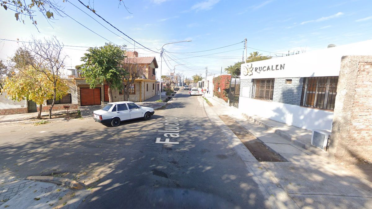 Los delincuentes atacaron al hombre en la calle Falucho, a la altura de calle Alem, de Maipú.