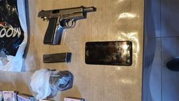 En cinco allanamientos encontraron cocaína, marihuana, un arma de fuego y dinero.