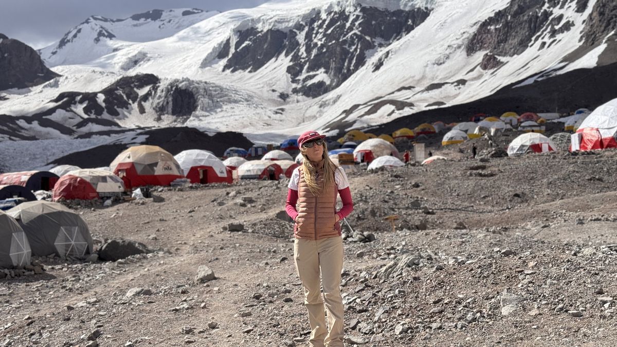 La periodista de El Siete Felicitas Oyhenart refleja en sus notas cómo es la vida en Plaza de Mulas, mientras sus compañeros siguen en ascenso a la cumbre del Aconcagua. La periodista de El Siete Felicitas Oyhenart refleja en sus notas cómo es la vida en Plaza de Mulas, mientras sus compañeros siguen en ascenso a la cumbre del Aconcagua.