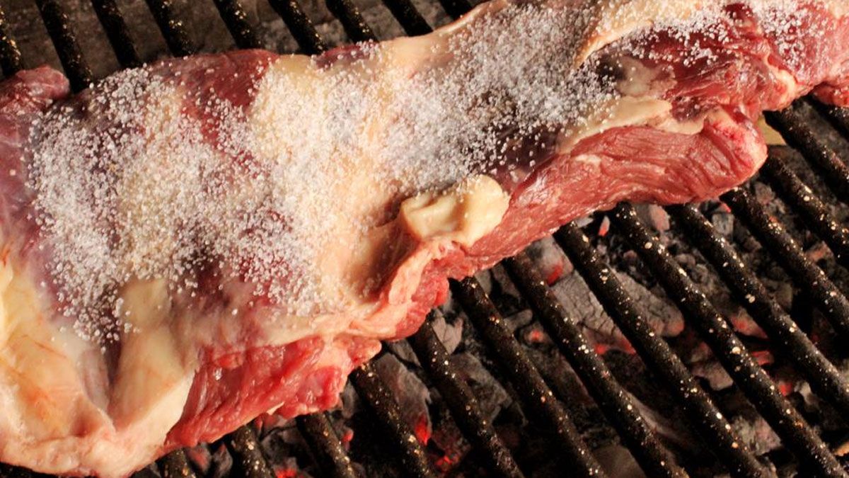 La mayoría de los asadores le colocan la sal a la carne antes de que toque la parrilla del asado.