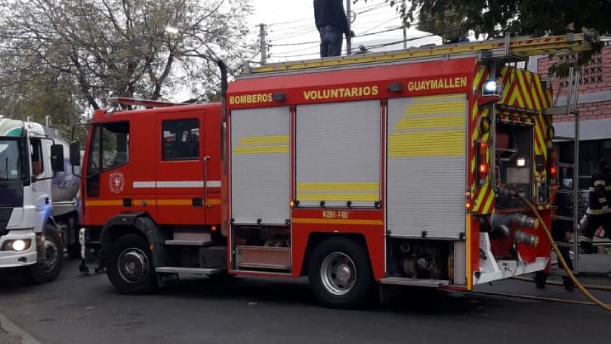Más de una hora trabajaron los bomberos para apagar el incendio del depósito de la empresa Ibazeta.