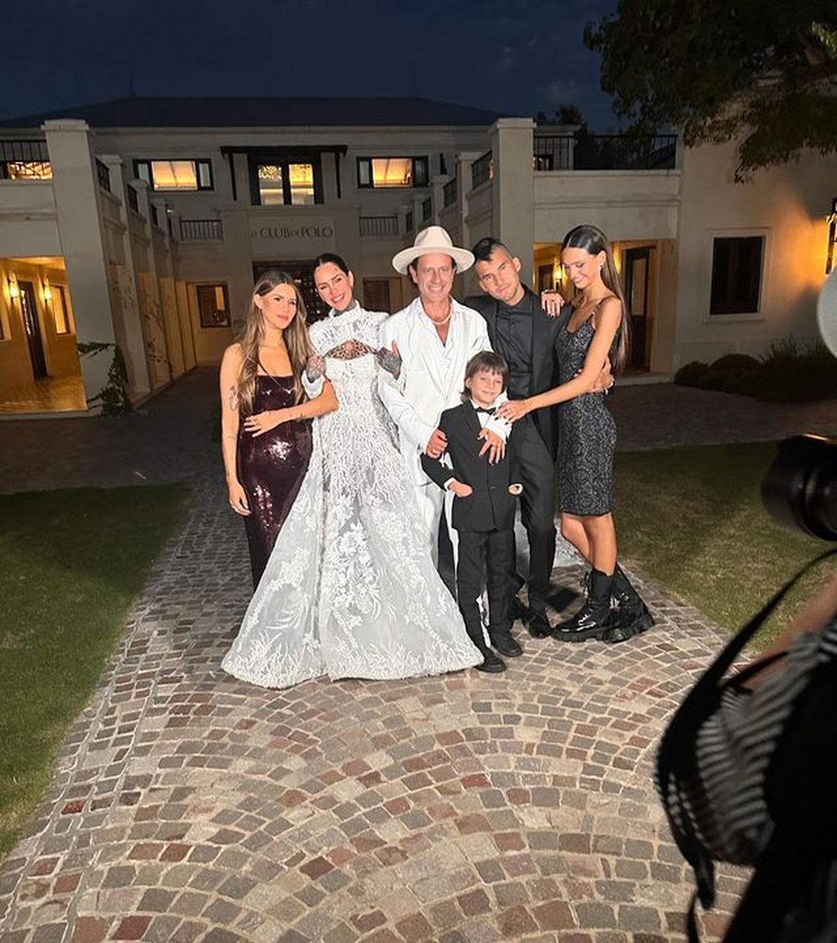 Con look rockero, Juanita Tinelli paraliza la boda de Cande Tinelli. Con look rockero, Juanita Tinelli paraliza la boda de Cande Tinelli.