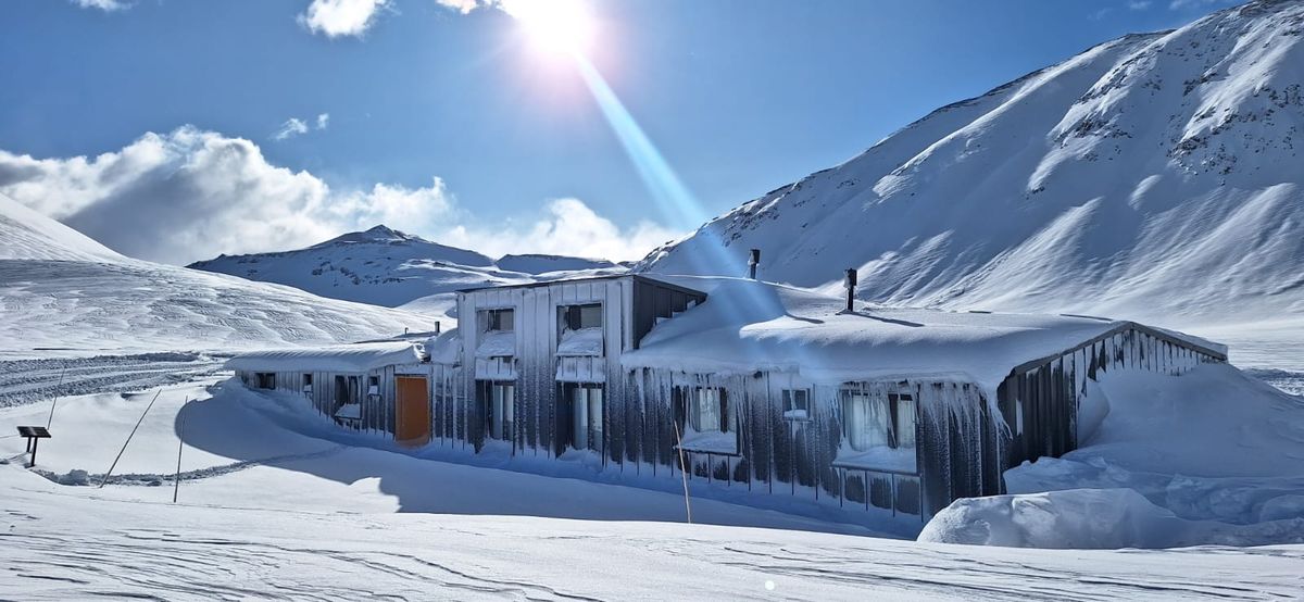 El Azufre tiene nieve durante 6 meses del año. Eso les explicó Cornejo a los empresarios británicos.