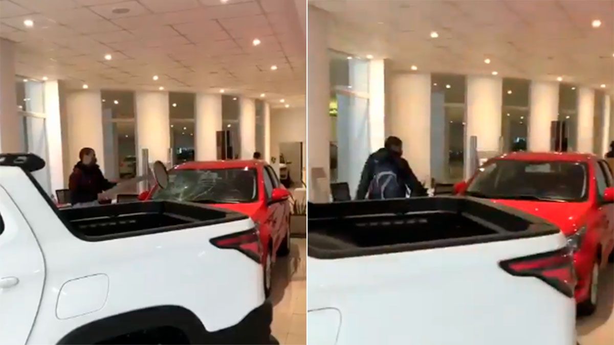 Ataque de furia: destrozó dos autos en una concesionaria
