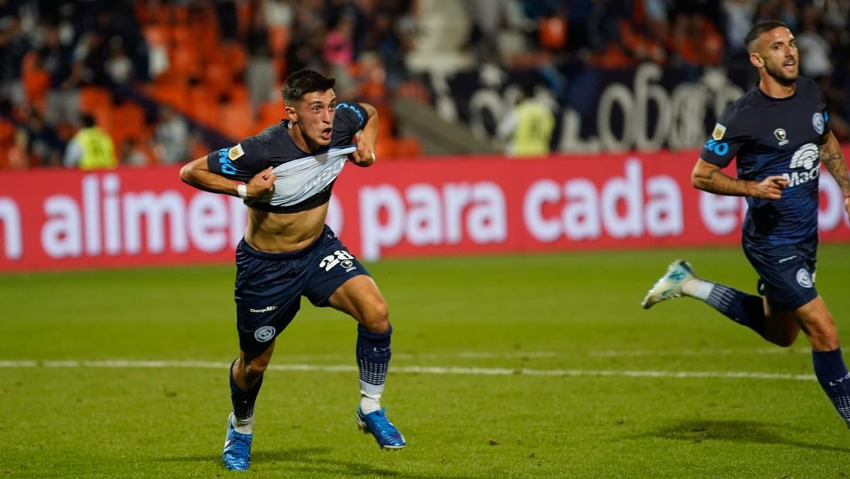 Ezequiel Ham y Gonzalo Ríos festejando el gol de la victoria de Independiente Rivadavia ante River. Foto: Axel Lloret/UNO. Ezequiel Ham y Gonzalo Ríos festejando el gol de la victoria de Independiente Rivadavia ante River. Foto: Axel Lloret/UNO. 