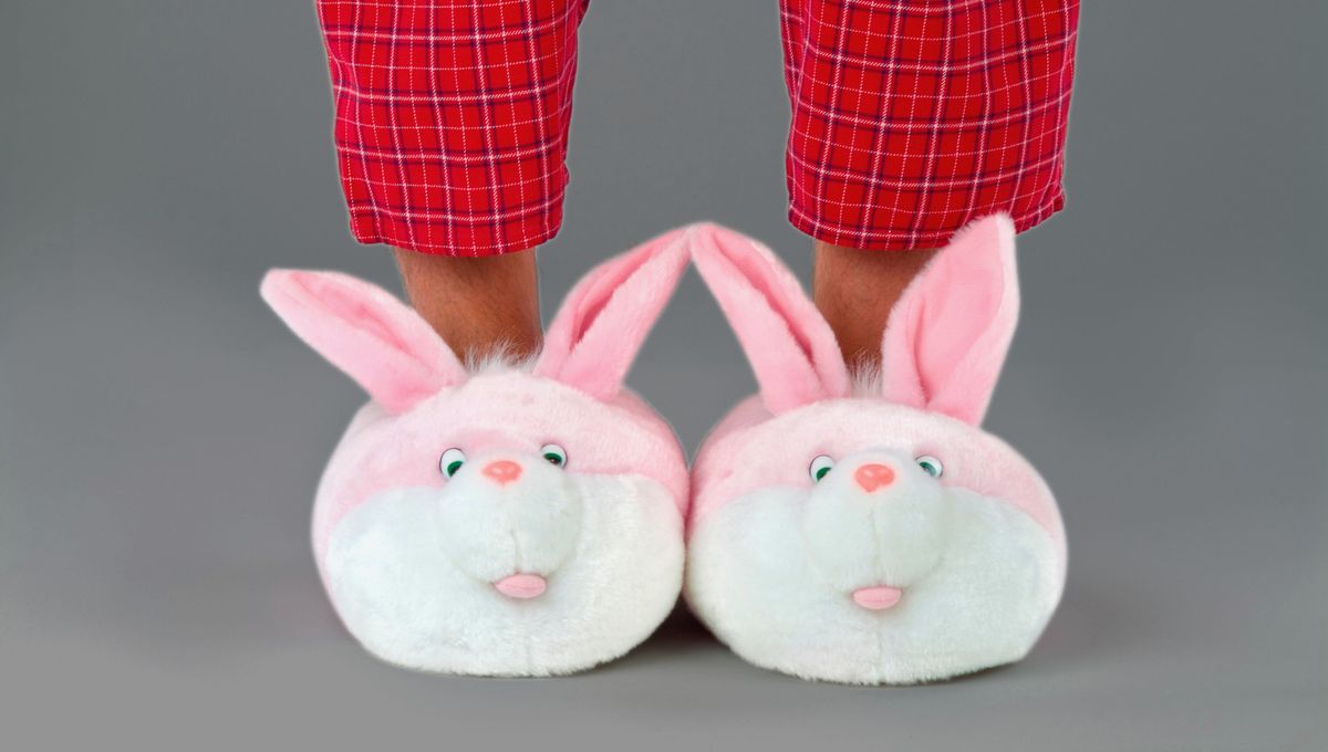 Este olor se produce por la humedad, el sudor de los pies y ciertas bacterias Este olor se produce por la humedad, el sudor de los pies y ciertas bacterias