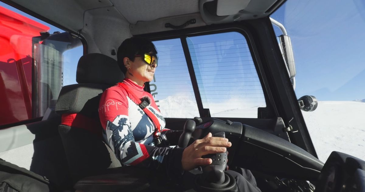 Cada día los pisanieve deben dejar en condiciones las pistas para que los esquiadores disfruten de manera segura Cada día los pisanieve deben dejar en condiciones las pistas para que los esquiadores disfruten de manera segura