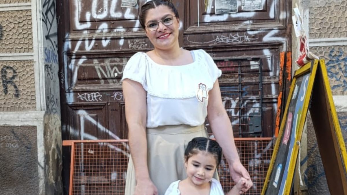 Marianela y Amparo son miembros de la Asociación Gaucha y dicen en la Vía Blanca. Marianela y Amparo son miembros de la Asociación Gaucha y dicen en la Vía Blanca.