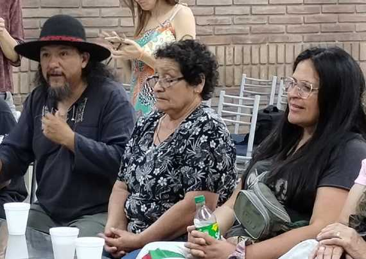 Nilda Verón, en el centro, junto a su representante Gabriel Jofré, en la Legislatura, cuando presentaron el reclamo por las tierras. Nilda Verón, en el centro, junto a su representante Gabriel Jofré, en la Legislatura, cuando presentaron el reclamo por las tierras.