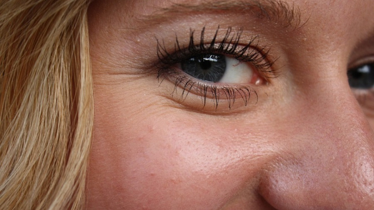 Este sencillo truco con aceite de coco puede ayudarte a eliminar de manera natural las famosas patas de gallo. Este sencillo truco con aceite de coco puede ayudarte a eliminar de manera natural las famosas patas de gallo.