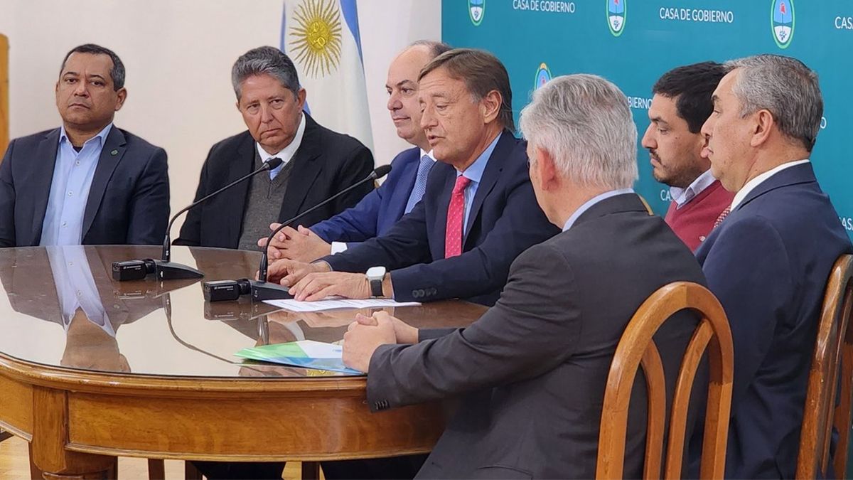 El gobernador Rodolfo Suarez en la firma del contrato con los nuevos socios de Potasio Río Colorado