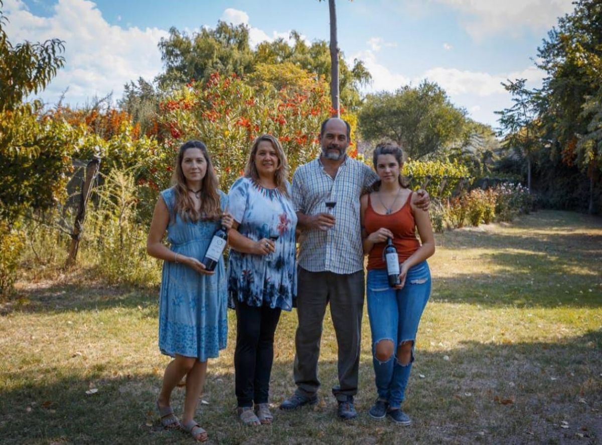 Ludmila, Adriana, Elías y Sofía, con copas de vino en mano, posando en los viñedos de su casa-bodega. Ludmila, Adriana, Elías y Sofía, con copas de vino en mano, posando en los viñedos de su casa-bodega.