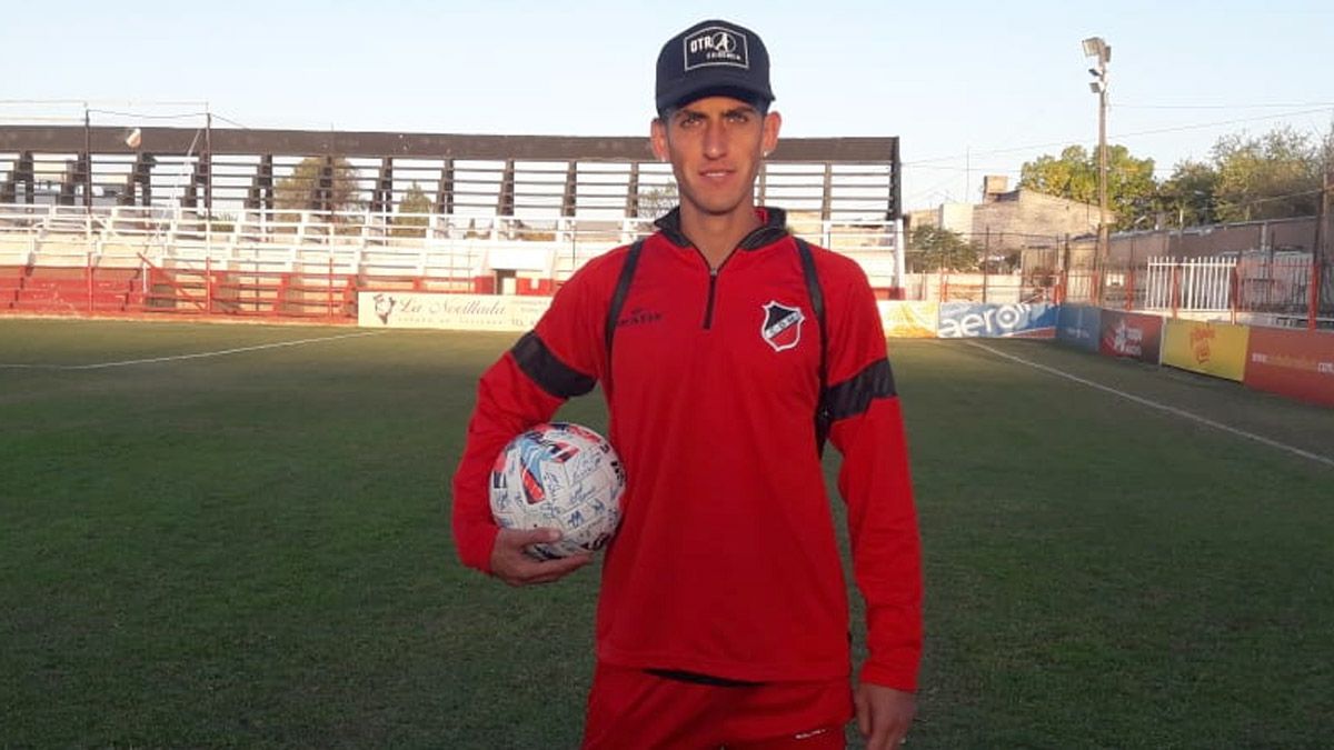 Bruno Nasta se llevó la pelota por anotar tres goles.