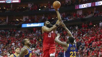 Harden hizo 38 puntos y los Rockets igualaron la serie ante Golden State