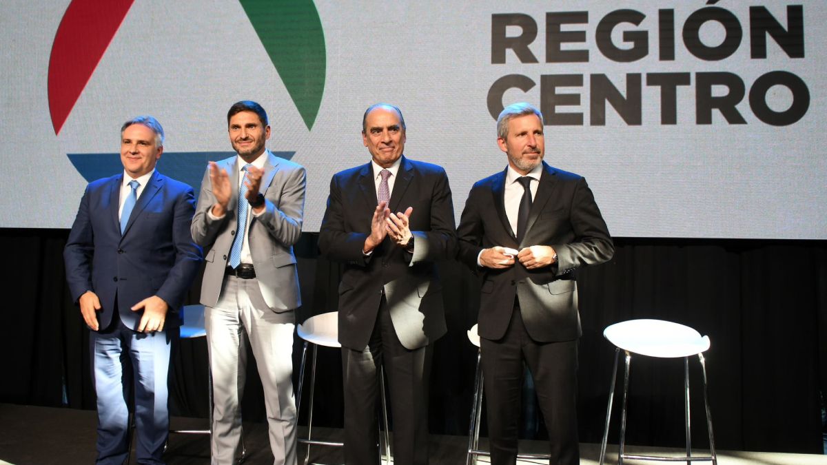 Gobernadores: Martín Llaryora (Córdoba), Maximiliano Pullaro (Santa Fe) y Rogelio Frigerio (Entre Ríos), con el jefe de Gabinete, Guillermo Francos. Gobernadores: Martín Llaryora (Córdoba), Maximiliano Pullaro (Santa Fe) y Rogelio Frigerio (Entre Ríos), con el jefe de Gabinete, Guillermo Francos.