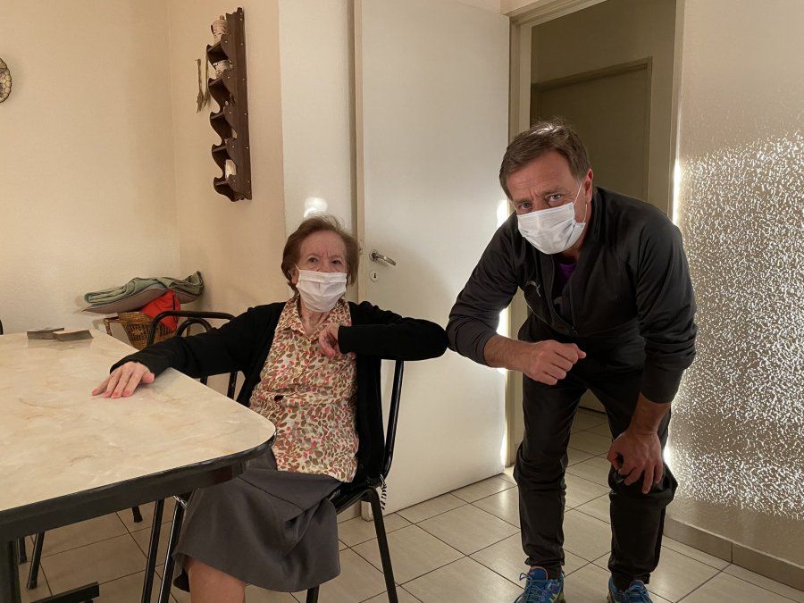 Lilia Reynoso, Chicha, de 96 años, es la madre del gobernador Rodolfo Suarez. La foto muestra el reencuentro de madre e hijo en mayo de 2020, tres meses después de que comenzara la pandemia.