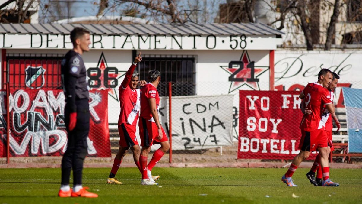 Deportivo Maipú ganó en su cancha y se subió a la punta de la Primera Nacional Deportivo Maipú ganó en su cancha y se subió a la punta de la Primera Nacional