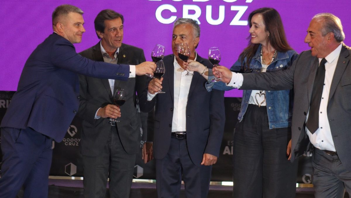 De izquierda a derecha: el intendente de Godoy Cruz, Diego Costarelli; el gobernador de Jujuy, Carlos Sadir, el gobernador de Mendoza, Alfredo Cornejo; la vicepresidenta de la Nación, Victoria Villarruel; y el presidente de Bodegas de Argentina, Walter Brescia. De izquierda a derecha: el intendente de Godoy Cruz, Diego Costarelli; el gobernador de Jujuy, Carlos Sadir, el gobernador de Mendoza, Alfredo Cornejo; la vicepresidenta de la Nación, Victoria Villarruel; y el presidente de Bodegas de Argentina, Walter Brescia.