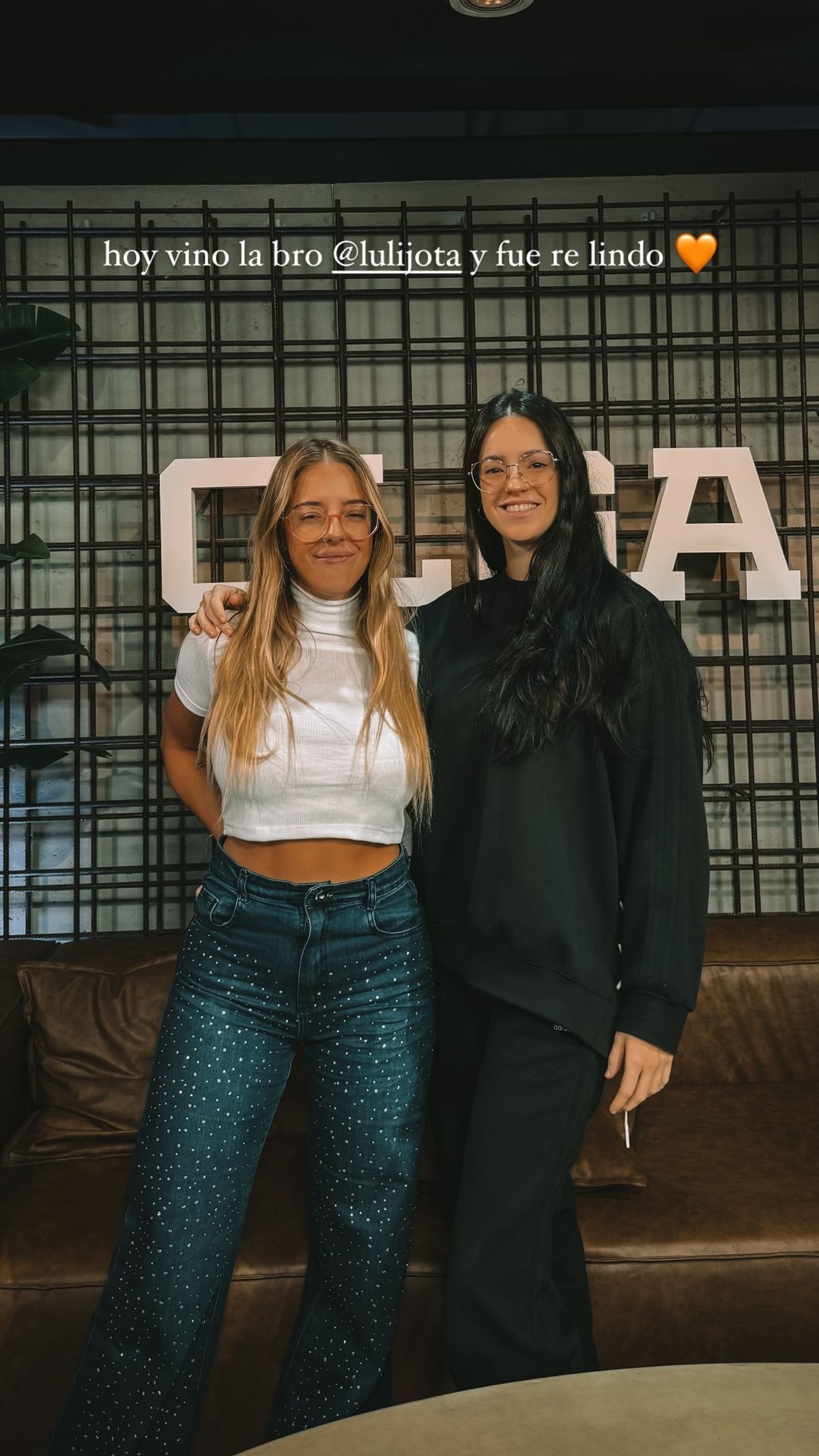 Nati Jota paraliza el otoño con sus pantaloncitos customizados ultra shiny y bajos. Nati Jota paraliza el otoño con sus pantaloncitos customizados ultra shiny y bajos.