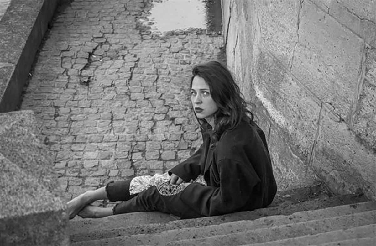 Isabel es de Chacras, a los 20 años voló a Francia para trabajar como niñera y así aprender el idioma, sin saber que allí descubriría su vocación: ser actriz.