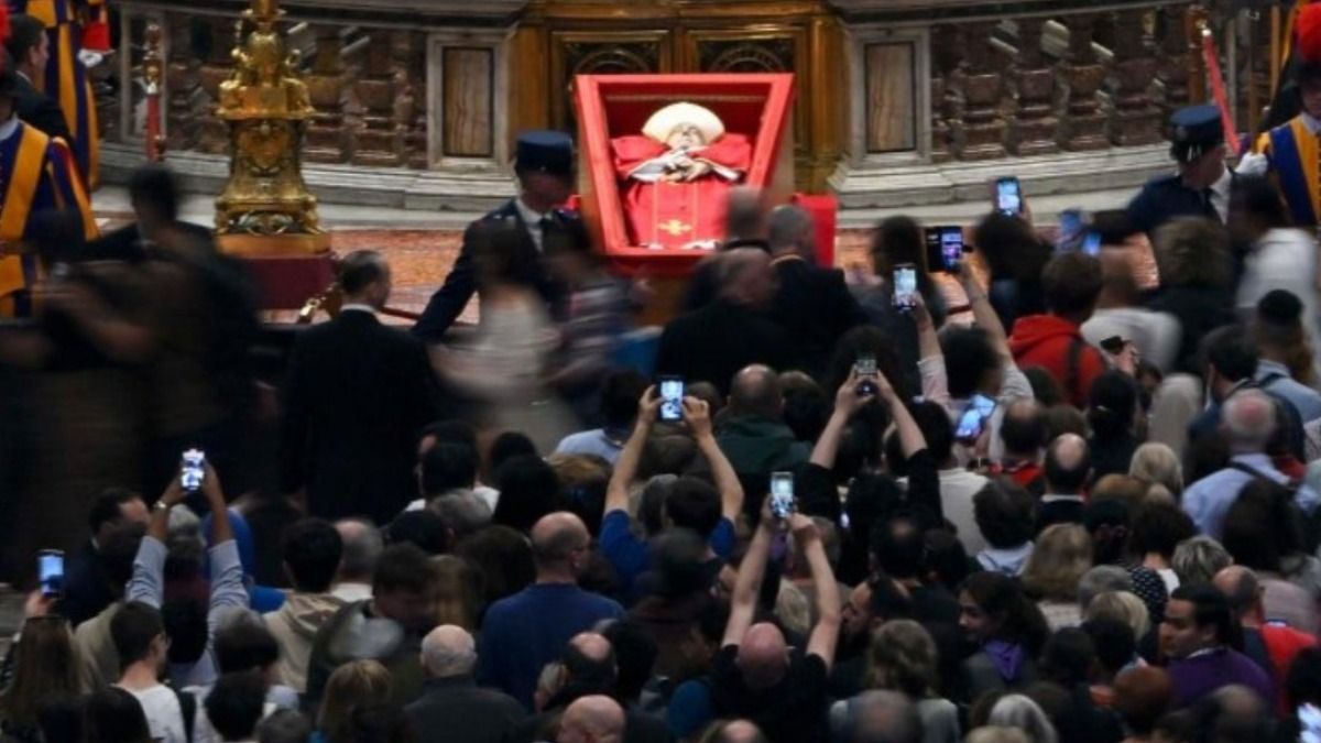 El cuerpo del papa Francisco permanece expuesto en la Basílica de San Pedro. El cuerpo del papa Francisco permanece expuesto en la Basílica de San Pedro.