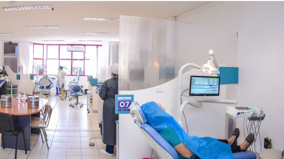 La Facultad de Odontolog{ia tiene sus consultorios pero también los dentistas salen al "terreno" a atender pacieintes.