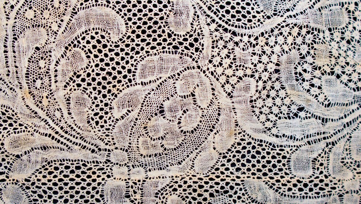 El encaje se tiene que lavar, guardar y secar con mucha delicadeza para evitar que se da&ntilde;e.