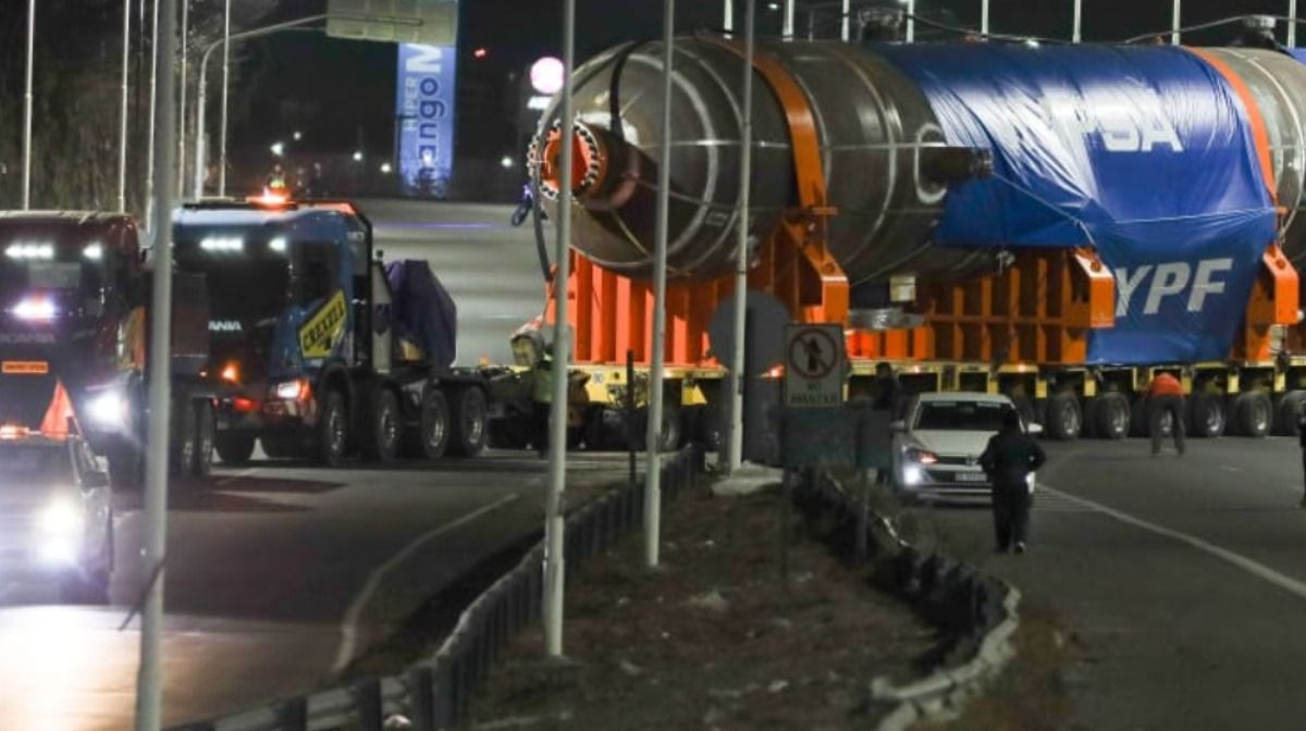 Comenzó el megaoperativo para trasladar el reactor. Comenzó el megaoperativo para trasladar el reactor.