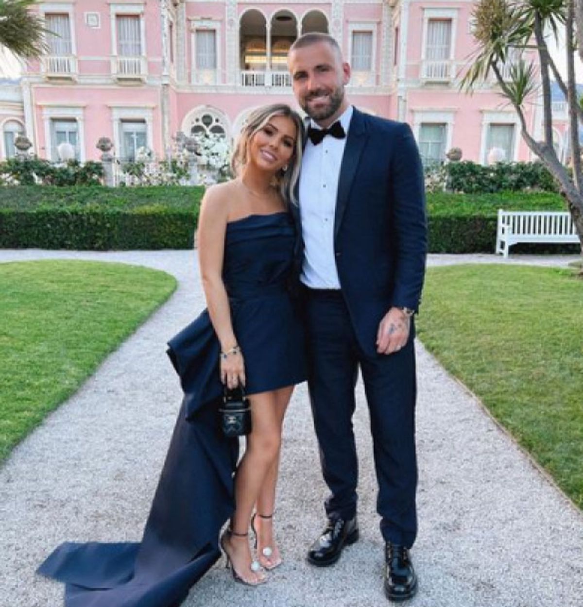 Luke Shaw posa con su esposa.