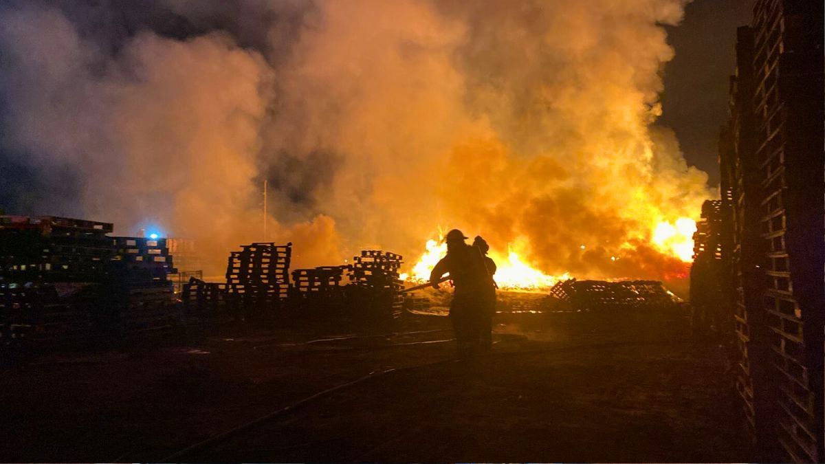 En el incendio en una fábrica de pallets en Maipú demandó el trabajo de bomberos de varios departamentos del Gran Mendoza.