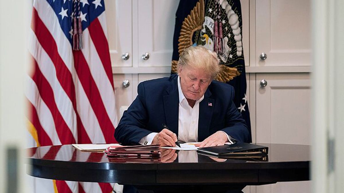 El presidente Donald Trump apareció firmando cocumentación oficial en una habitación del Hospital Militar. Pero su estado de salud preocupa a los estadounidenses