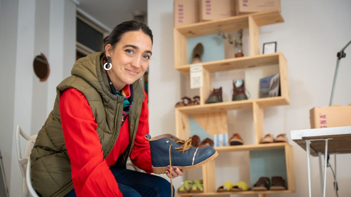 Pía Giolo, la diseñadora industrial mendocina de zapatos artesanales, única argentina en llevar calzado de diseño a la Brasilia Design Week 2026.