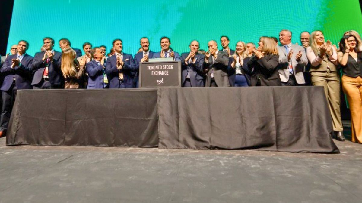 Orrego encabezó la apertura de operaciones de la Bolsa de Comercio que se hizo simbólicamente en el Día de la Minería en San Juan. Orrego encabezó la apertura de operaciones de la Bolsa de Comercio que se hizo simbólicamente en el Día de la Minería en San Juan.