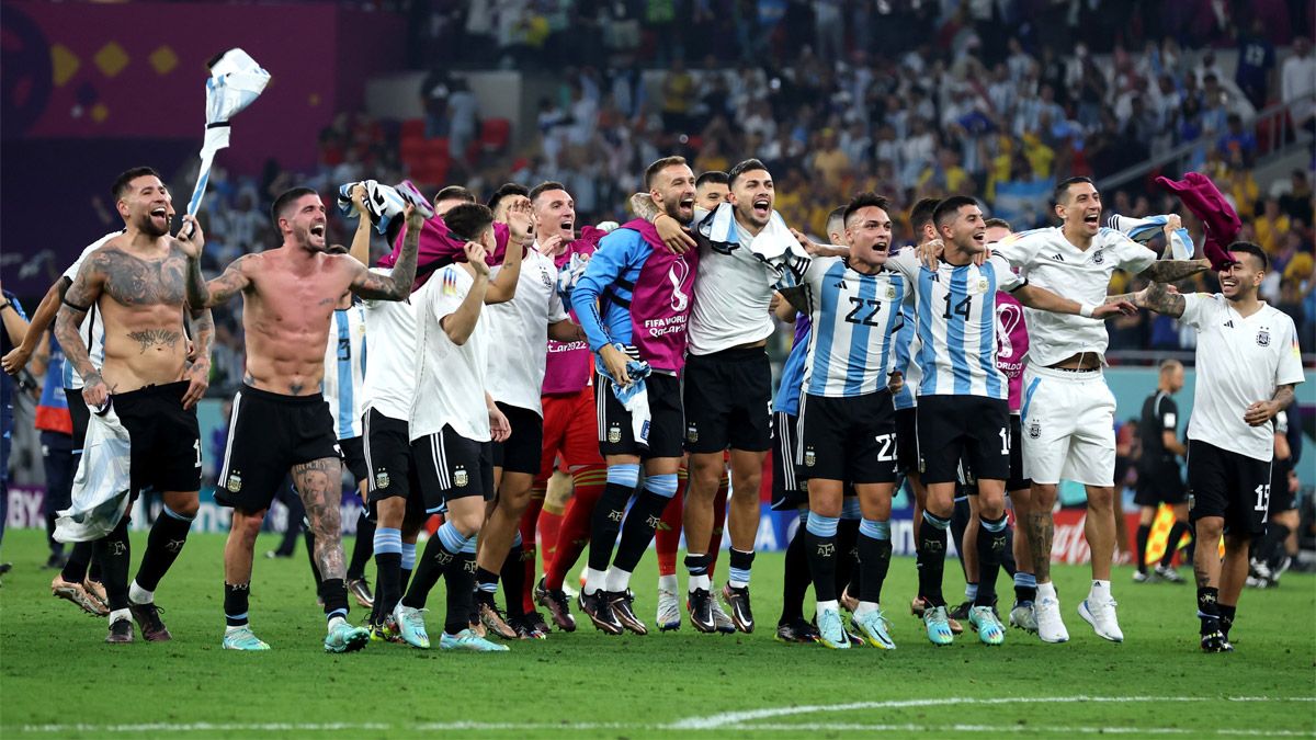 Los jugadores de la Selección argentina festejan el pasaporte a los cuartos de final del Mundial Qatar 2022.