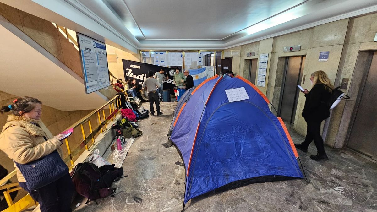 Los judiciales instalaron una carpa en el piso donde funciona la Suprema Corte de Justicia de Mendoza, en Tribunales. Los judiciales instalaron una carpa en el piso donde funciona la Suprema Corte de Justicia de Mendoza, en Tribunales.