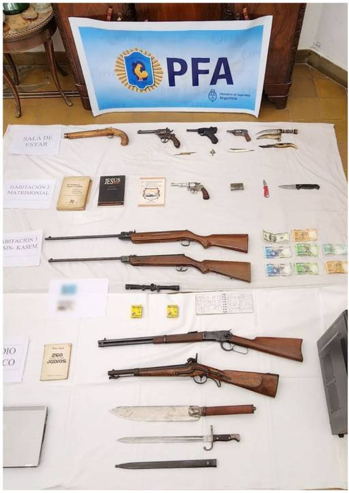 Se secuestraron varias armas en los allanamientos para desbaratar una posible célula terrorista en Mendoza. Se secuestraron varias armas en los allanamientos para desbaratar una posible célula terrorista en Mendoza.