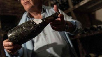Subastan por más de 100.000 euros un vino de 250 años en Francia