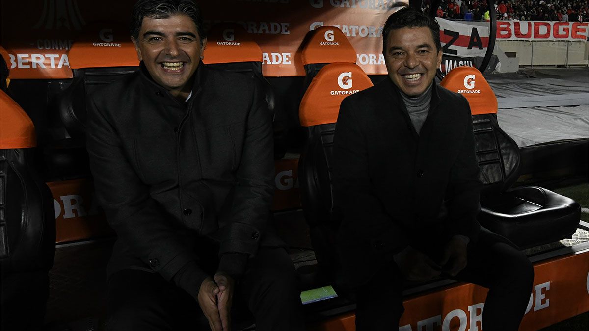 Matías Biscay y Marcelo Gallardo, quienes integran el cuerpo técnico de River.