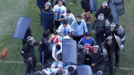 Fútbol salvaje: jugadores fueron rociados con ácido y nafta