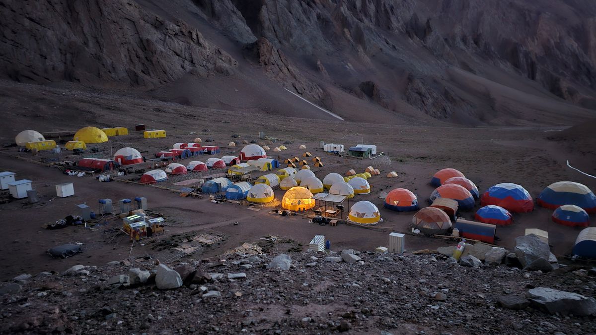 Una imagen del amanecer en el campamento base de Confluencia en el parque Aconcagua. Una imagen del amanecer en el campamento base de Confluencia en el parque Aconcagua.