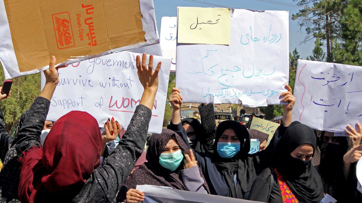 Decenas de mujeres se manifestaron en Afganistán para reclamar por su derecho a trabajar y tener participación en el nuevo Gobierno